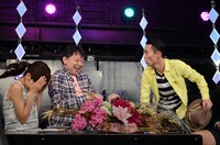 左から曽田茉莉江、鈴木おさむ、カミナリ石田。(c)BSフジ