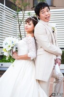 結婚式場「小さな結婚式」で写真を撮る今田耕司（右）。