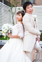 結婚式場「小さな結婚式」で写真を撮る今田耕司（右）。