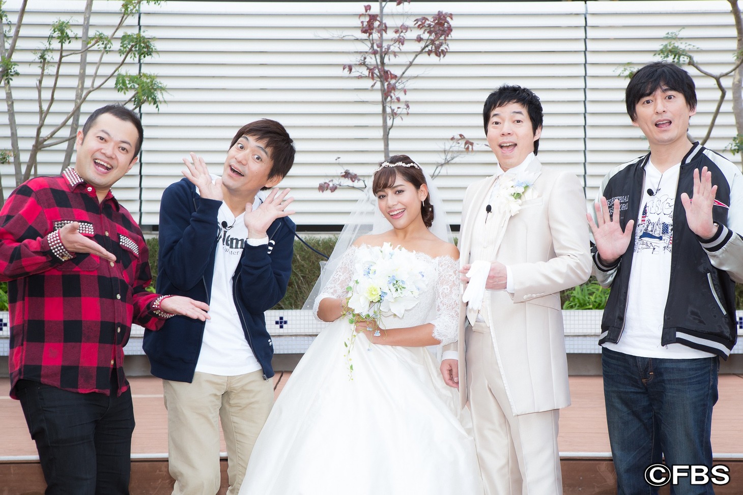 結婚式場「小さな結婚式」で写真を撮る一行。