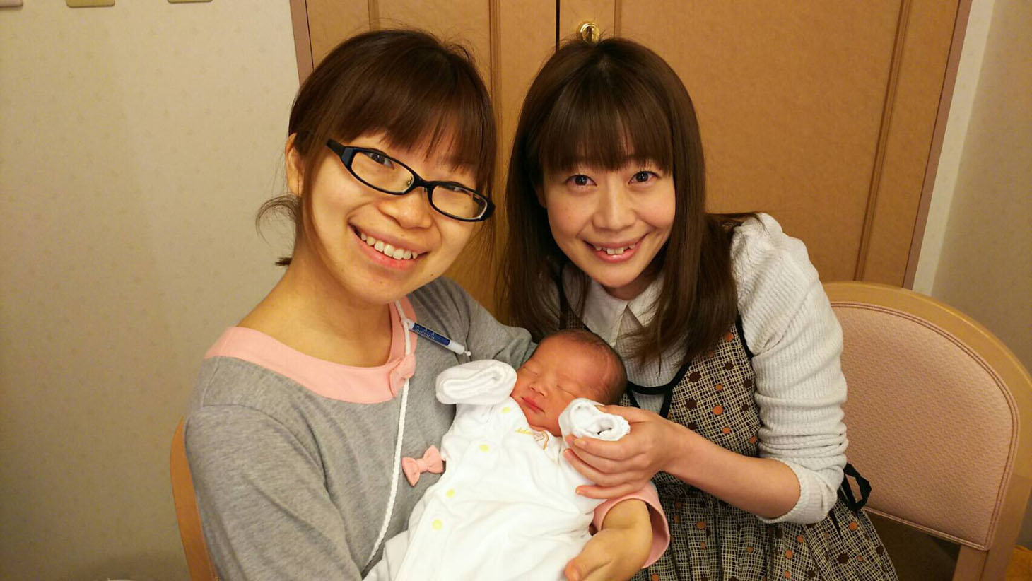 男児を出産した梅小鉢・小森（左）と相方の高田（右）。