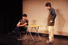 ロビンソンズの単独ライブ「流行」のワンシーン。