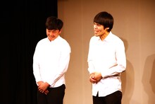 ロビンソンズの単独ライブ「流行」のワンシーン。