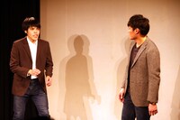 ロビンソンズの単独ライブ「流行」のワンシーン。