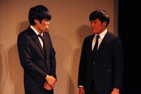 ロビンソンズの単独ライブ「流行」のワンシーン。