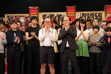 「お笑いトレンディ夜会」に出演するトレンディエンジェル（中央）ら芸人たち。(c)BS朝日