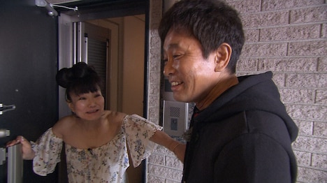 末成由美(左)の自宅を訪問するダウンタウン浜田(右)。(c)MBS