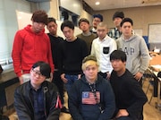 「太陽は歯を喰いしばる」の出演者たち。