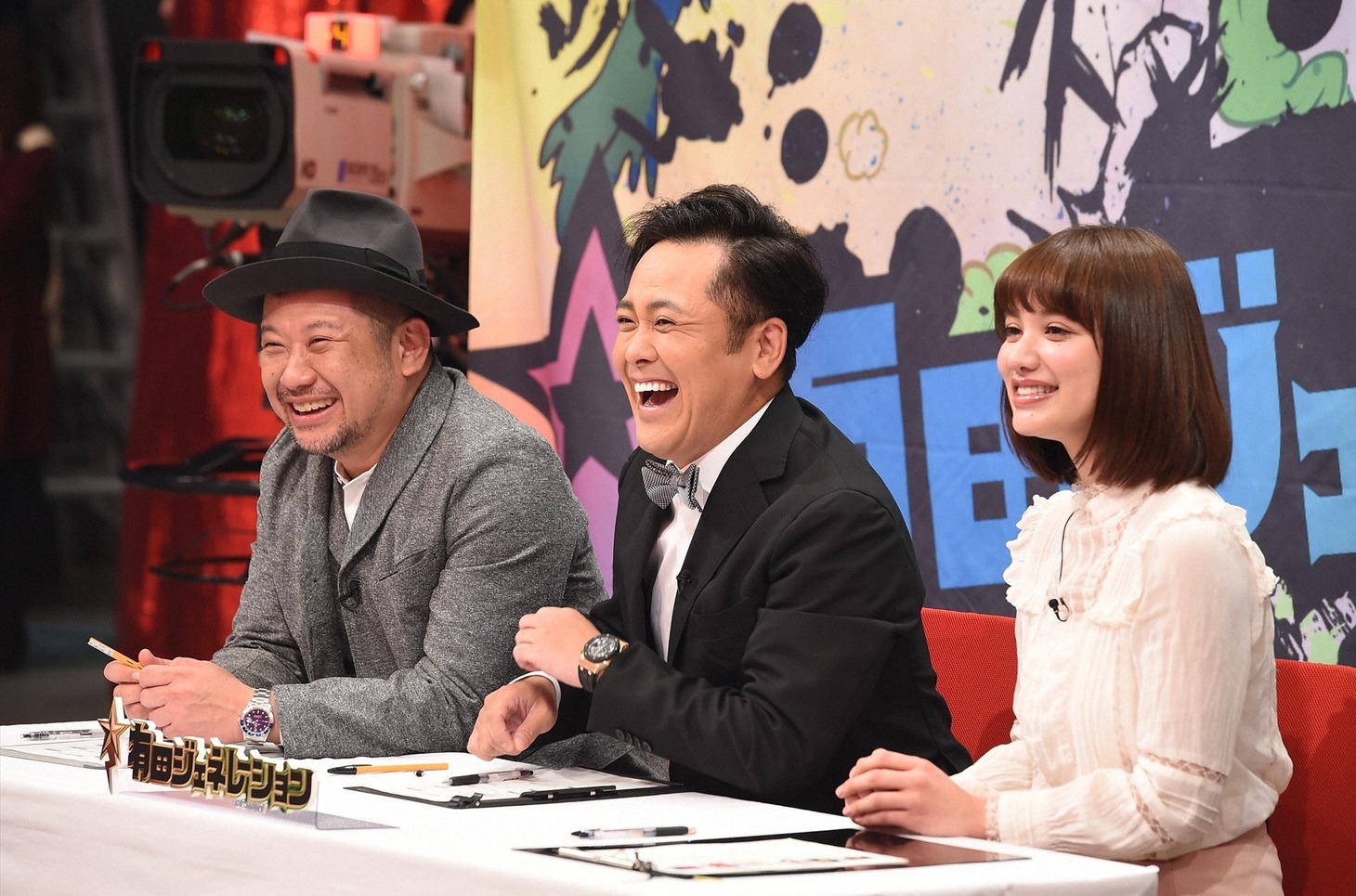 （左から）ケンドーコバヤシ、くりぃむしちゅー有田、佐藤エリ。(c)TBS