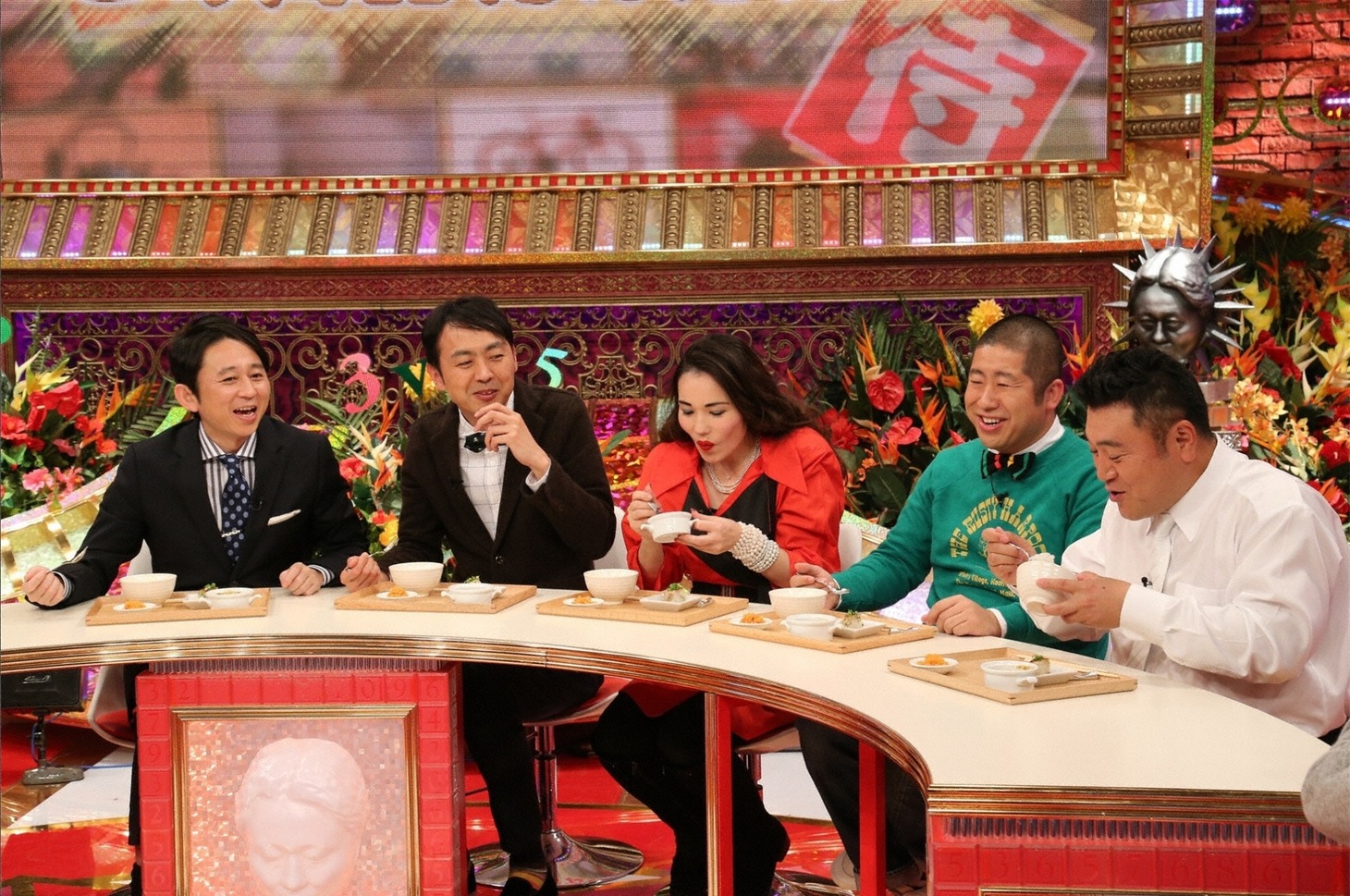 「有吉弘行のダレトク!?」に出演する（左から）有吉弘行、アンガールズ田中、平野ノラ、ハライチ澤部、アンタッチャブル山崎。(c)関西テレビ