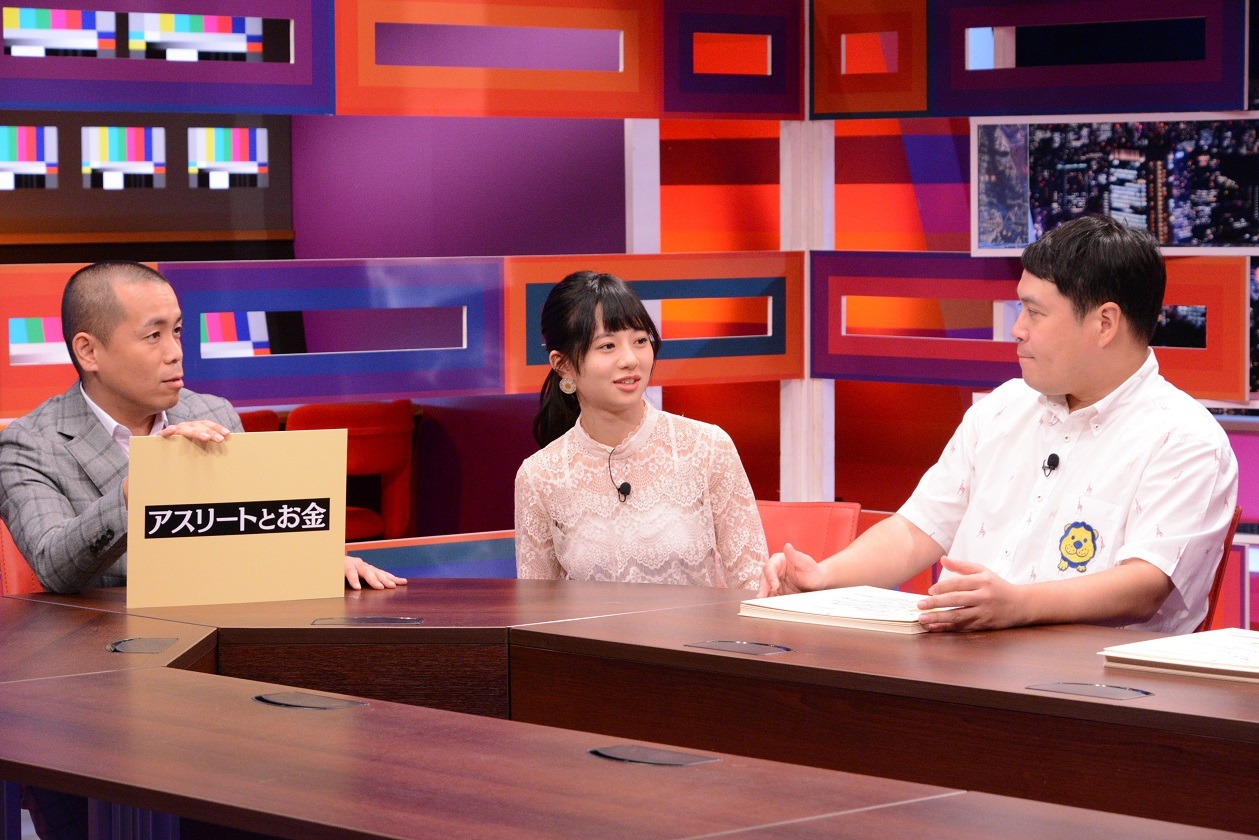 タカアンドトシと伊藤萌々香（中央）。(c)CTV