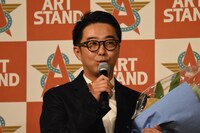 「ART STAND presents YAHAGI's SENSE展」でキュレーターを務めたおぎやはぎ矢作。