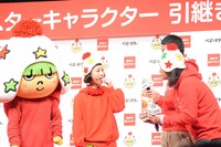 「ベビースターラーメン」新キャラクターお披露目イベントの様子。