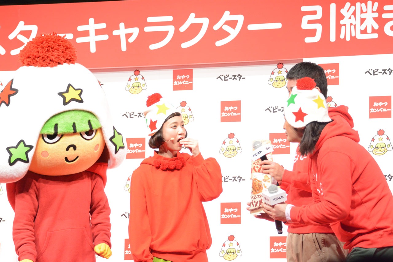 「ベビースターラーメン」新キャラクターお披露目イベントの様子。