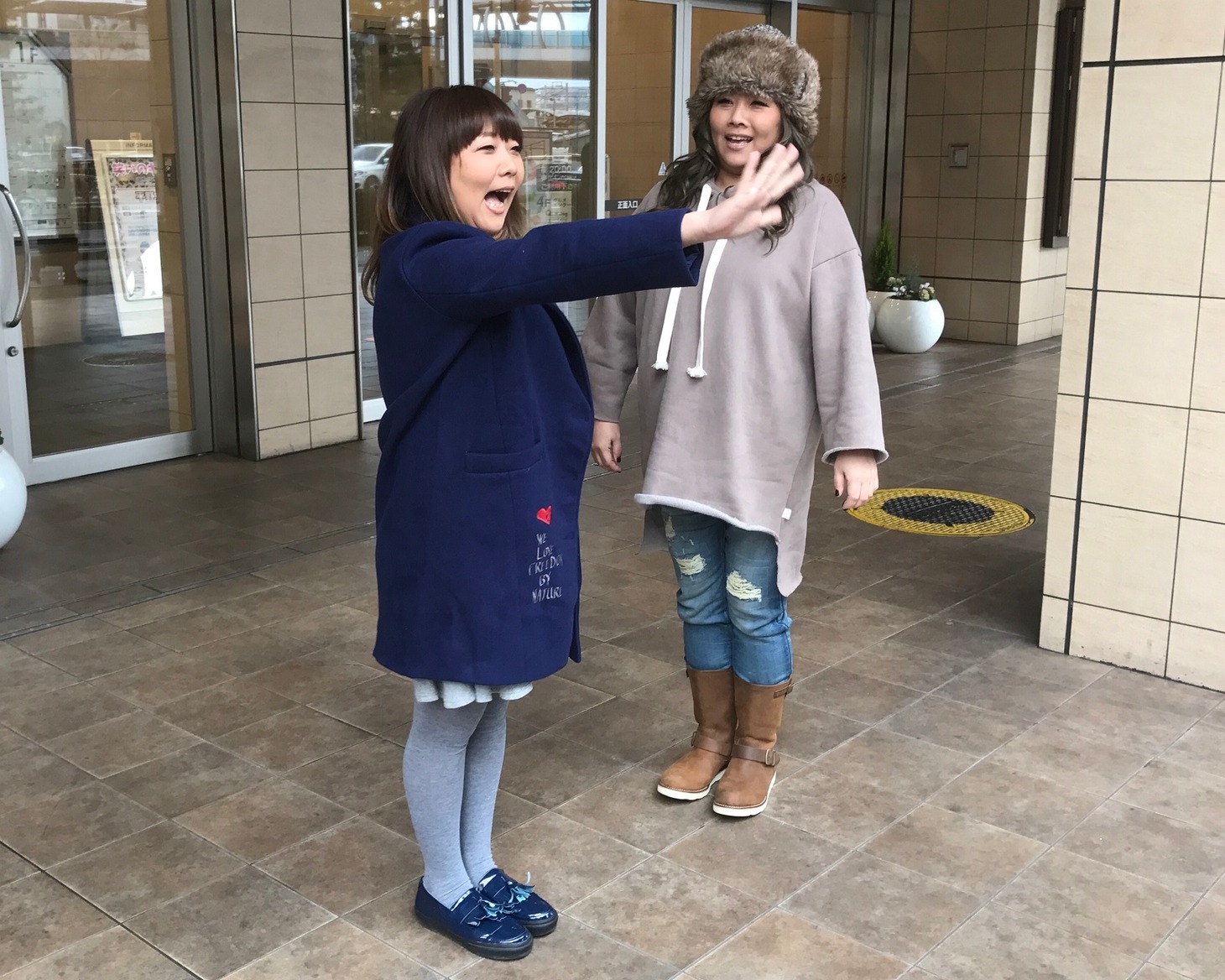 「やすとものどこいこ!?」のロケに登場した海原やすよ（左）。