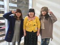 「やすとものどこいこ!?」のロケに参加した（左から）海原やすよ、ゲストの酒井藍、海原ともこ。