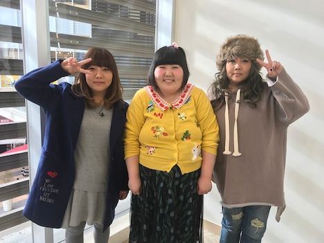 「やすとものどこいこ!?」のロケに参加した（左から）海原やすよ、ゲストの酒井藍、海原ともこ。