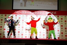 「ハナビラ」にあわせて踊るFISHBOY、三戸なつめ、ホシオくん（左から）。