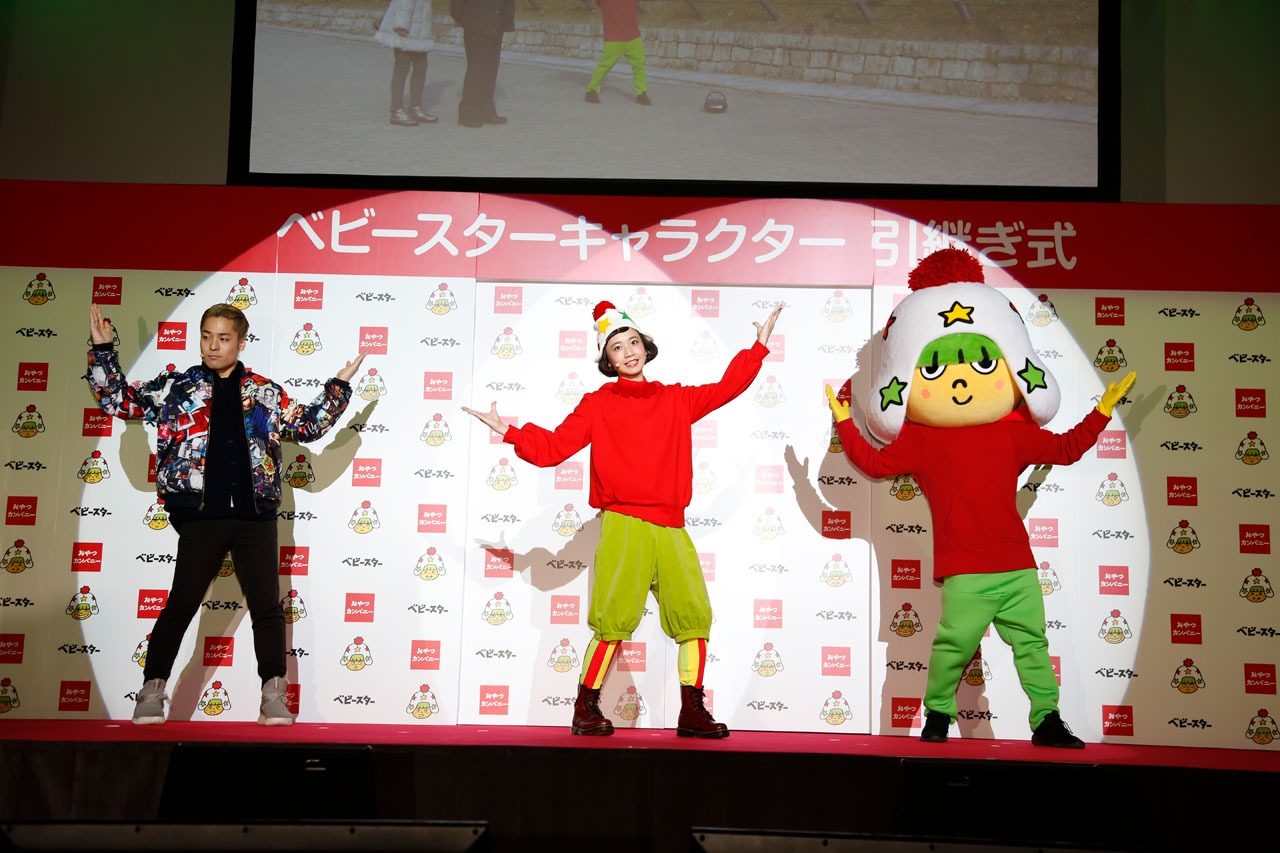 「ハナビラ」にあわせて踊るFISHBOY、三戸なつめ、ホシオくん（左から）。