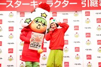 ホシオくんとベビースター公式サポーターの三戸なつめ。