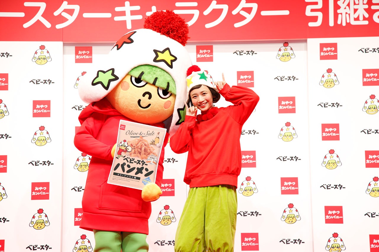 ホシオくんとベビースター公式サポーターの三戸なつめ。