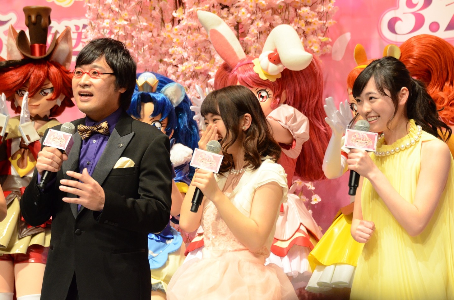左から南海キャンディーズ山里、美山加恋、福原遥。
