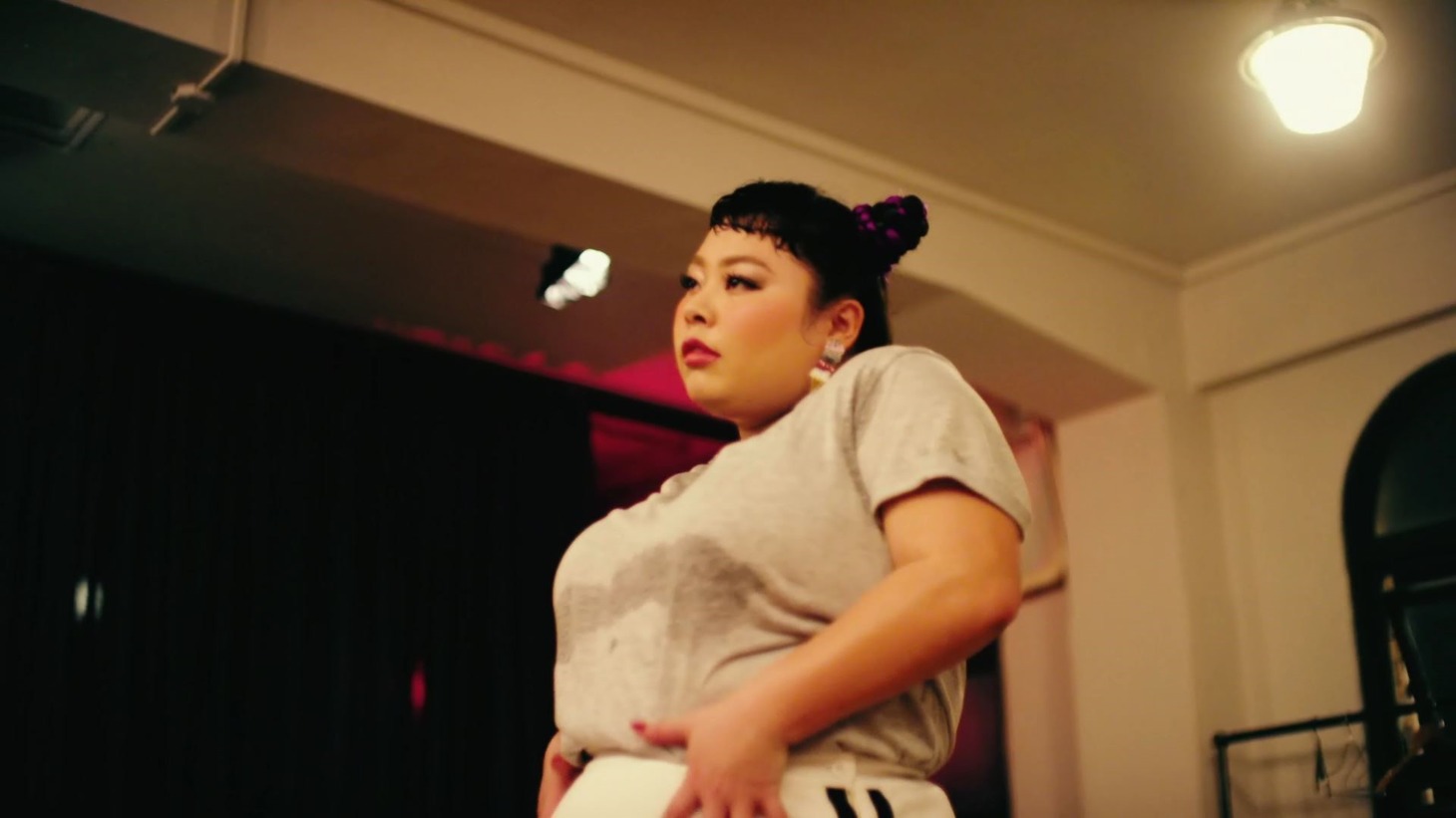 Web動画「花王 アタック『30歳の挑戦　渡辺直美さん篇』」のワンシーン。