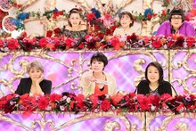 「金曜★ロンドンハーツ」の「格付けしあう女たち」に登場するメイプル超合金・安藤なつ（後列右）。(c)テレビ朝日