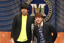 漫才でトークテーマを発表するからし蓮根。(c)読売テレビ