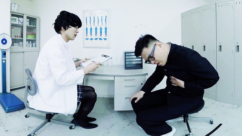 コント「保健室の川嶋先生 第一話 ～長谷川くん、やってくる～」のワンシーン。