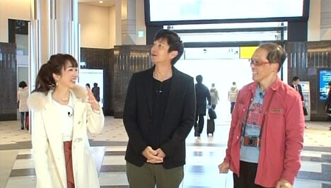 東京駅でロケを行うチュートリアル徳井（中央）。(c)MBS