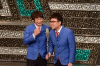 漫才のつかみで「レイニーブルー」を歌う銀シャリ橋本（右）。