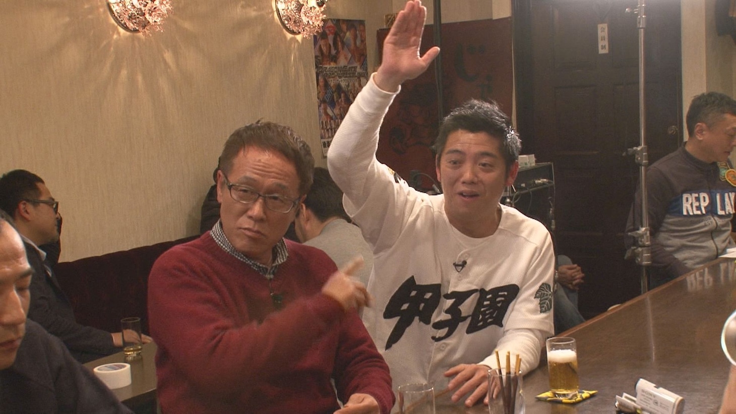 （左から）井上公造、かみじょうたけし。(c)関西テレビ