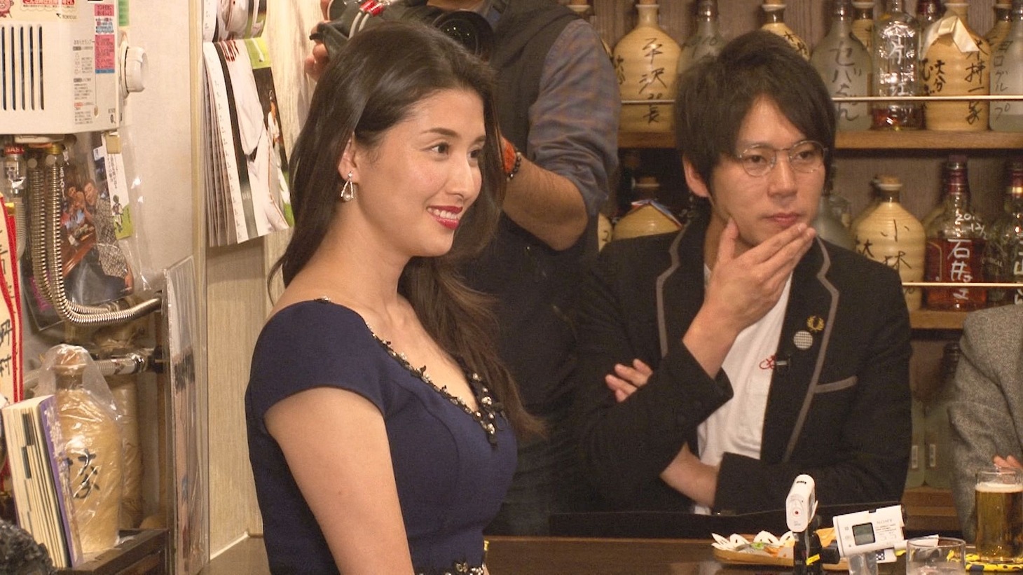 （左から）橋本マナミ、ザブングル松尾。(c)関西テレビ