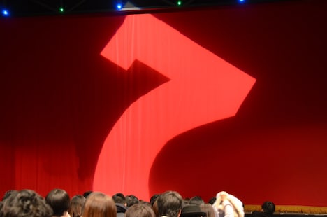 開演前、スクリーンに映された曲がった「7」の字。