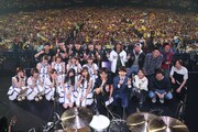 ステージ上で撮影された集合写真。