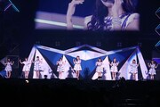 乃木坂46のメンバー9名によるパフォーマンスの様子。