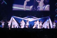 乃木坂46のメンバー9名によるパフォーマンスの様子。