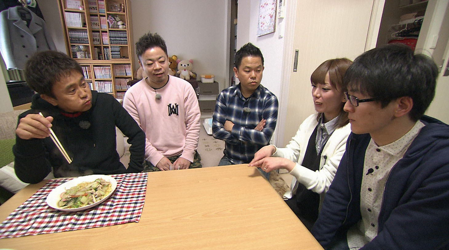 スーパーマラドーナ田中の妻・ひかりさんが作ったインスタント麺のアレンジ料理を試食するダウンタウン浜田（左端）。(c)MBS