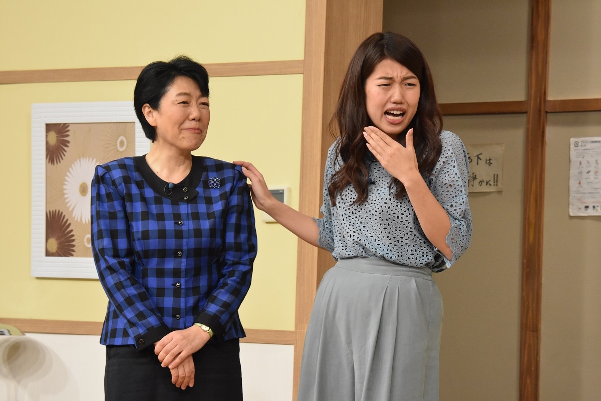 母親とネタを披露する横澤夏子。(c)日本テレビ