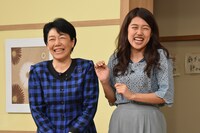 母親とネタを披露する横澤夏子。(c)日本テレビ
