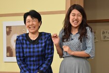 母親とネタを披露する横澤夏子。(c)日本テレビ