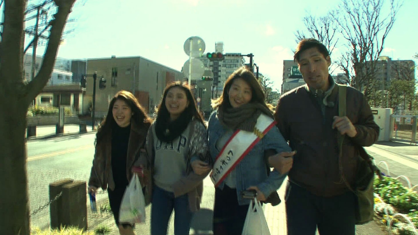 「トゥギャザー旅」に挑戦する篠原信一（右端）。(c)テレビ東京