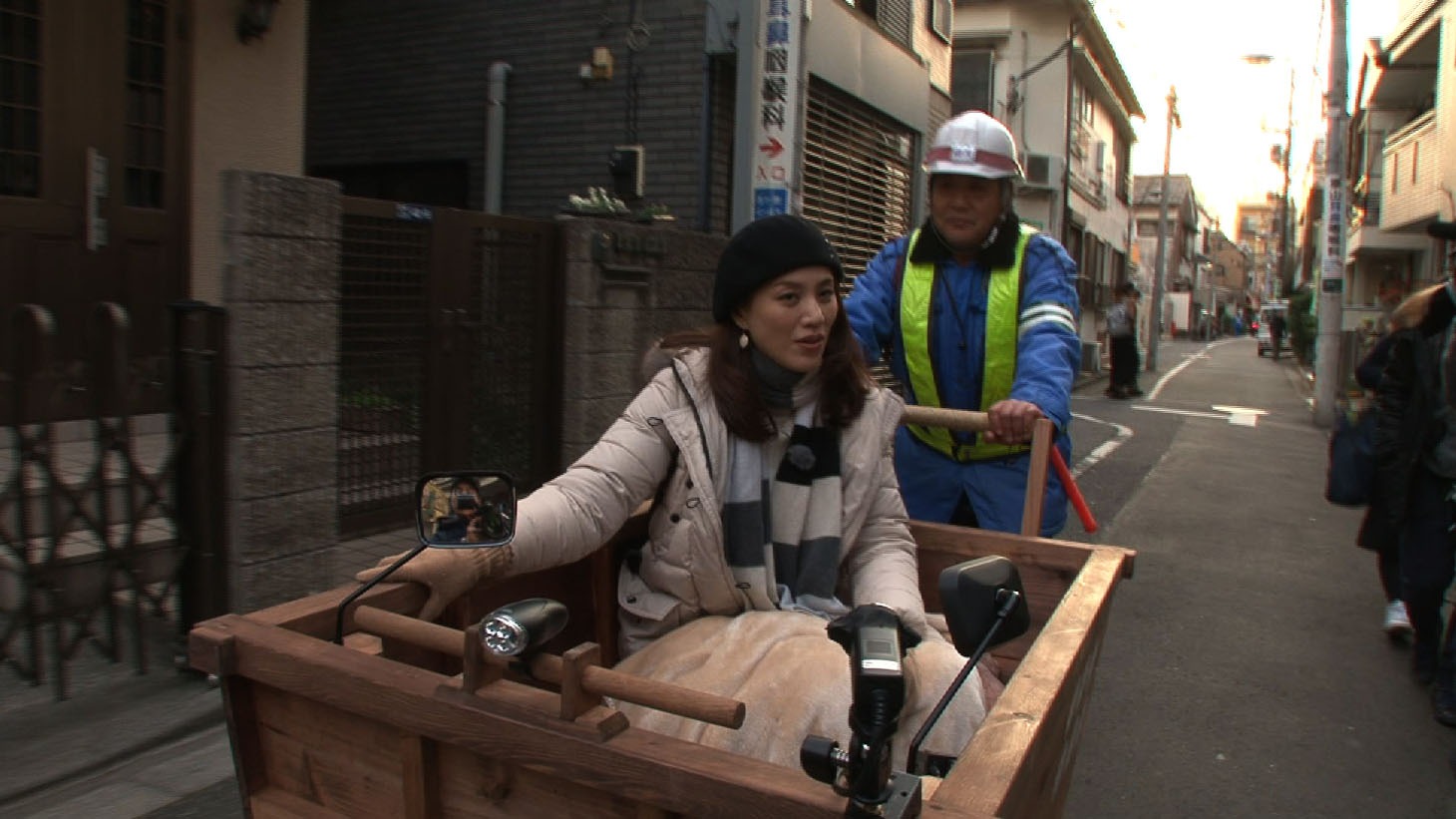手押し車を押してもらう遼河はるひ。(c)テレビ東京