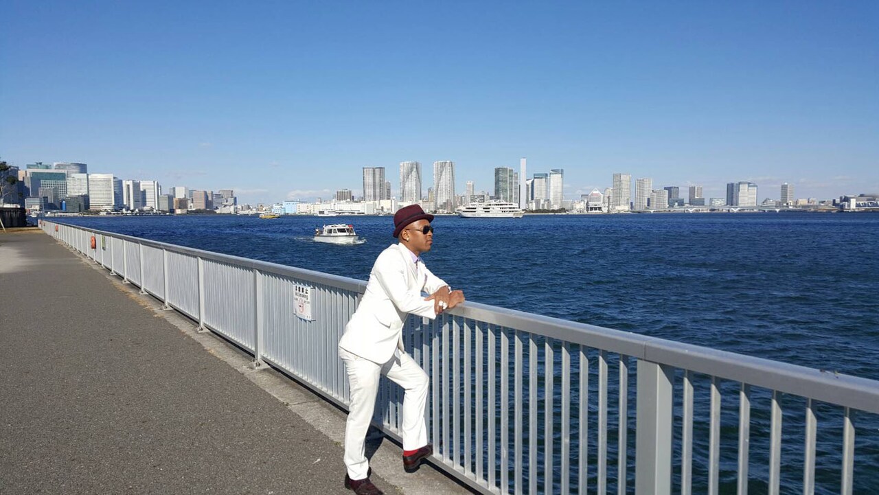 ぶらっくさむらい、海をバックに演歌「ふたりの海物語」歌い上げる