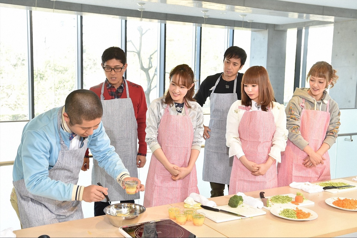 「トコトン掘り下げ隊！生き物にサンキュー!!で猫用プリンを調理するハライチ澤部（左端）。(c)TBS