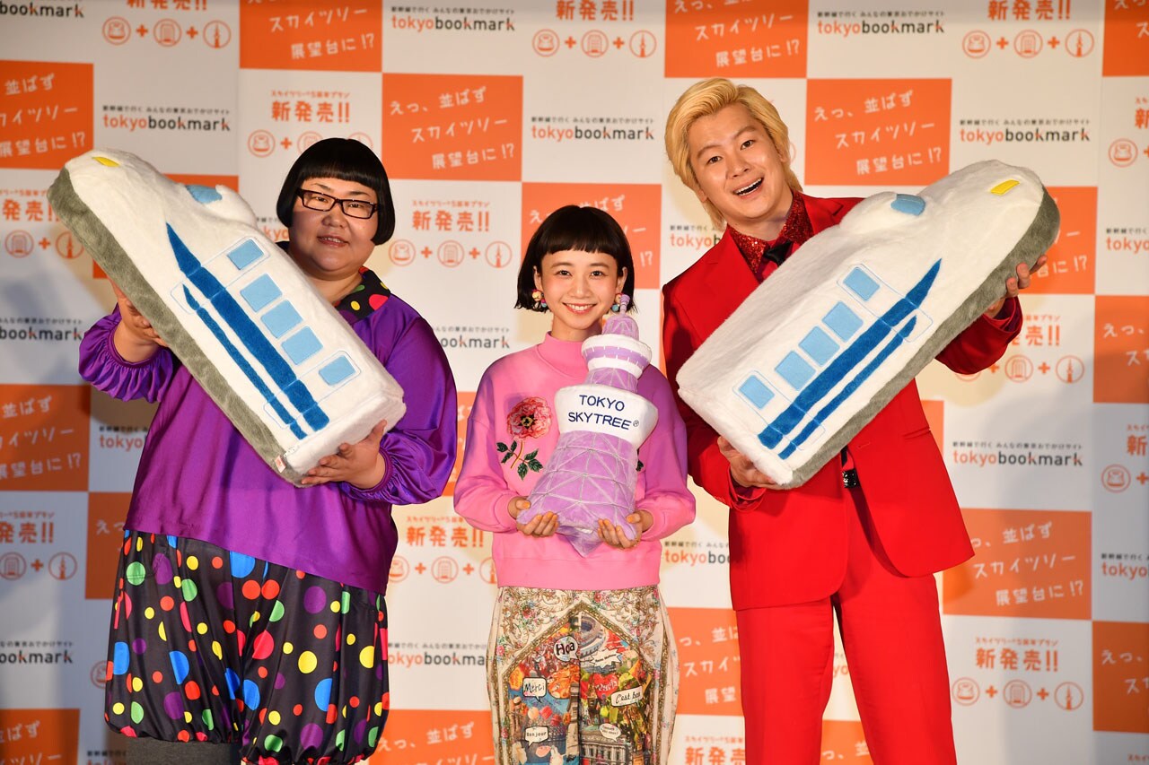 左からメイプル超合金・安藤なつ、三戸なつめ、メイプル超合金・カズレーザー。