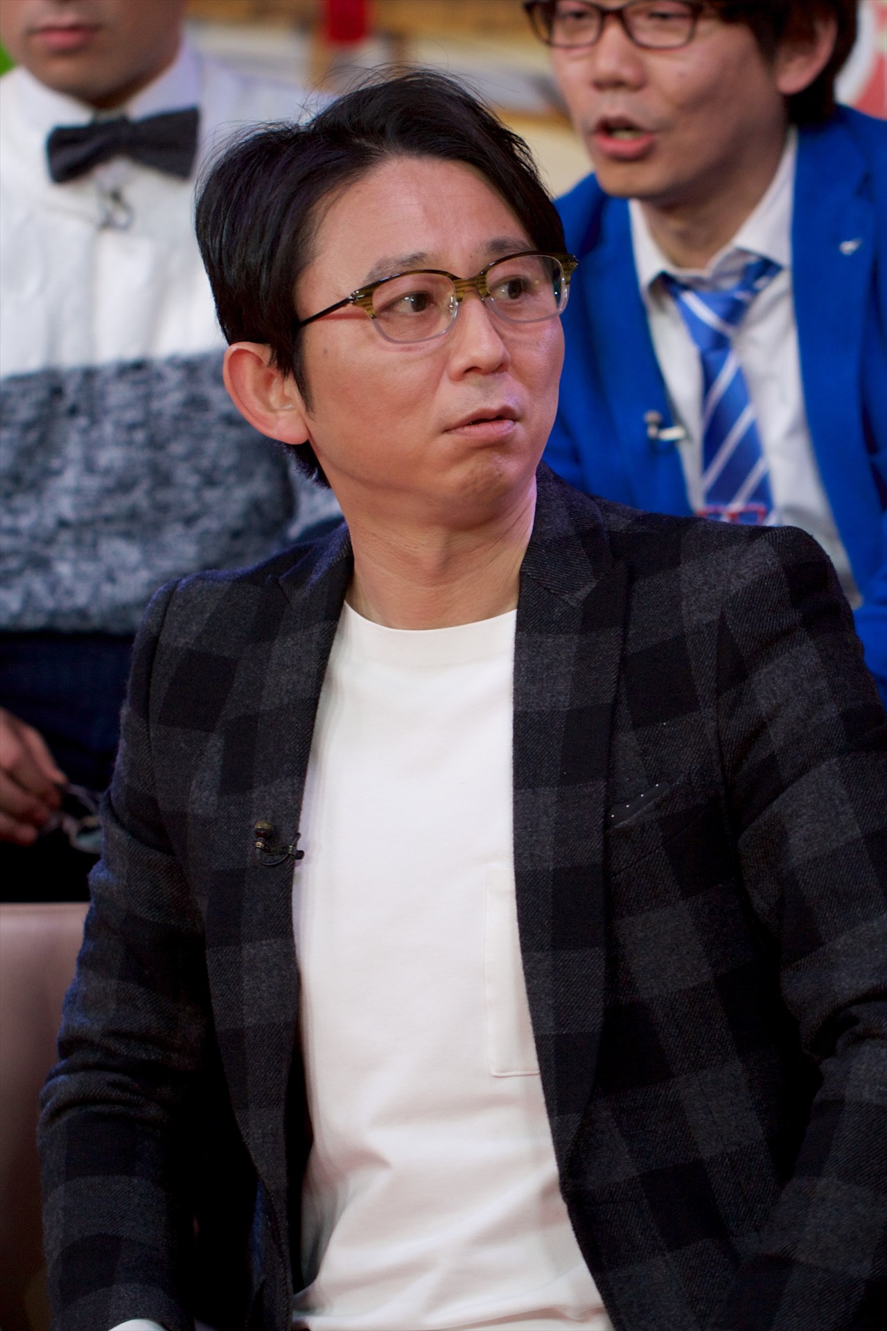 メガネを試着する有吉弘行。(c)RCC
