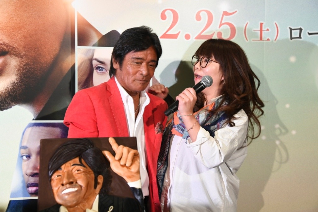 （左から）松崎しげる、相席スタート・ケイ。