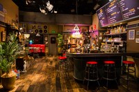 「WOWOW×MAN WITH A MISSION『WOWGOW MUSIC DINER』」のセット。(c)WOWOW